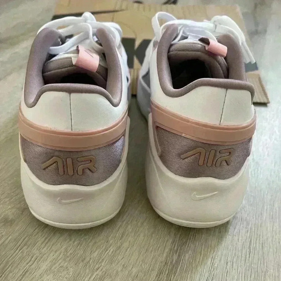 NIKE Air Max Bolt Size 6Y (8) - Picture 13 of 15